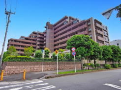 2000年8月築、9階建てマンション