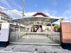 雨風から大切な愛車を守るビルトインガレージ付き!