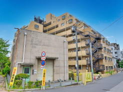 周辺はマンションが多く見受けられる閑静な住宅街で住環境良好です。