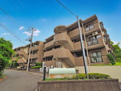 閑静な住宅街に佇む地上3階建ての低層マンション