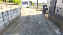 交通量の少ない前面道路です。
小さなお子様がいるご家庭でも安心です!