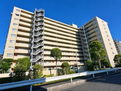 青空に映える堂々とした佇まいは大型コミュニティならではの存在感があります