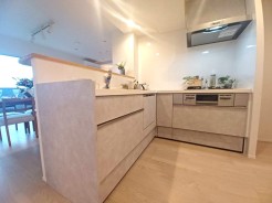 キッチンスペースは明るい空間に!使い手目線でポイントを押さえ、家事が楽しく進むキッチン。細部にまで施された上質なアイテムが快適な日常生活を叶えてくれます。お料理もしやすく、お子様の様子を見ながら家事も出来ます!