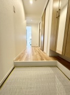 お家の顔である玄関ホール明るく、ゆとりのスペースに下足箱収納と傘立てがおけるスペースを確保!