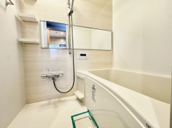 追焚き機能付バスで、夜遅く帰ってきたご家族も暖かいお風呂でゆっくりと入浴できます!