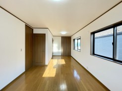 10.7帖の洋室です!
収納もしっかり取れていますのでお部屋を有効に使えますね!!