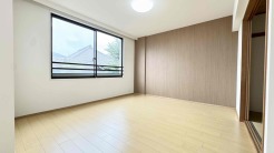 清潔感の溢れるクロスが明るい空間を創り出しているダイニング。
ここで楽しむ家族の時間が絆をより深めてくれそうです。
集いの場、憩いの場としての快適性を求めたやすらぎの空間です。