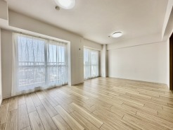 ご家族だんらんのスペースとなるリビング。家具の配置がしやすい広さを確保しています!