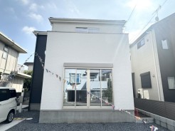 建物完成しました!
閑静な住宅地で小さなお子様がいるご家族にも安心。
住宅地で叶える穏やかな新生活が待ってます。
是非、現地ご内見ください!