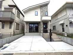 建物完成しました!
閑静な住宅地で小さなお子様がいるご家族にも安心。
住宅地で叶える穏やかな新生活が待ってます。
是非、現地ご内見ください!