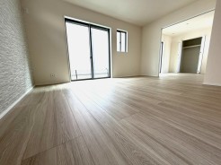 光と風が溢れる開放的なダイニングには自然と家族みんなが集まってきます。明るく穏やかな空気の中で飲んだり、食べたり、笑ったり。