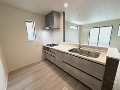 キッチンスペースは明るい空間に!使い手目線でポイントを押さえ、家事が楽しく進むキッチン。細部にまで施された上質なアイテムが快適な日常生活を叶えてくれます。お料理もしやすく、お子様の様子を見ながら家事も出来ます!