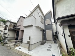 建物完成しました!
閑静な住宅地で小さなお子様がいるご家族にも安心。
住宅地で叶える穏やかな新生活が待ってます。
是非、現地ご内見ください!