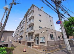 東京メトロ東西線「浦安」駅徒歩８分の閑静な住宅地にある５階建て総戸数５４戸のマンション