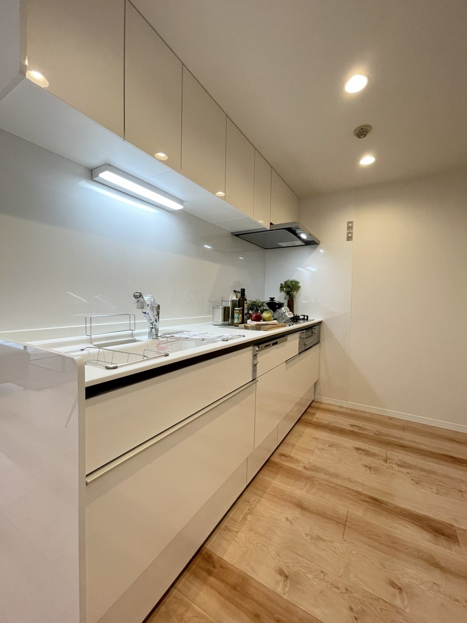 キッチンスペースは明るい空間に！使い手目線でポイントを押さえ、家事が楽しく進むキッチン。細部にまで施された上質なアイテムが快適な日常生活を叶えてくれます。
